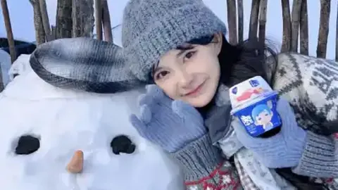 “意韩巴三大足球巨星联袂竞技，传奇明星赛上演精彩对决”