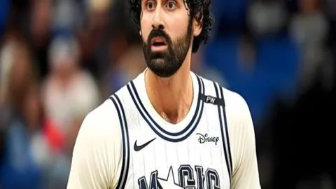 “羽毛球明星抵陵水与青少年学子热情交流”