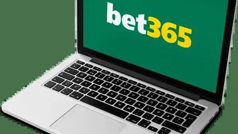 “费迪南德盛赞梅努拼搏风采：赛场之外，伤情不减训练热情——英超激情再现！”